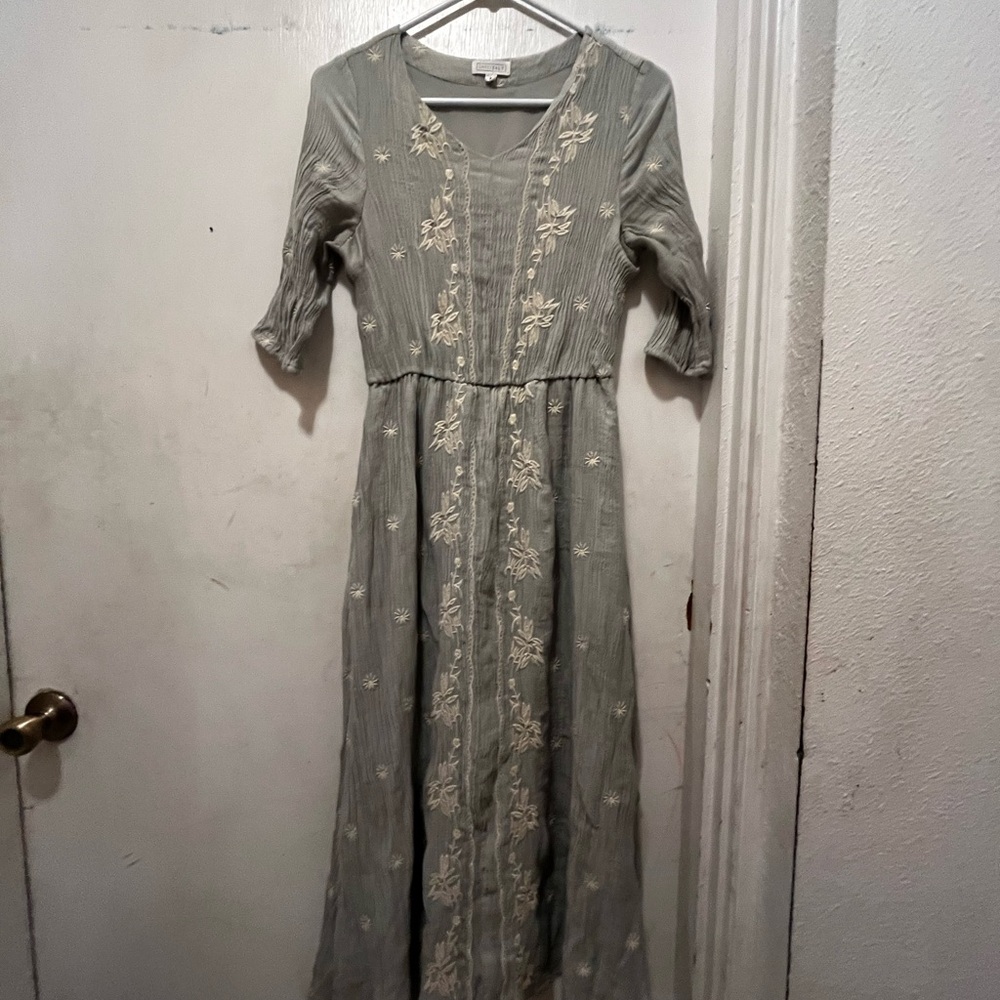 Elegant Gray/Blue Floral Embroidered Dress